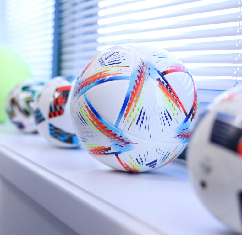 Bolas de futebol na clínica, uma referência à medicina desportiva
